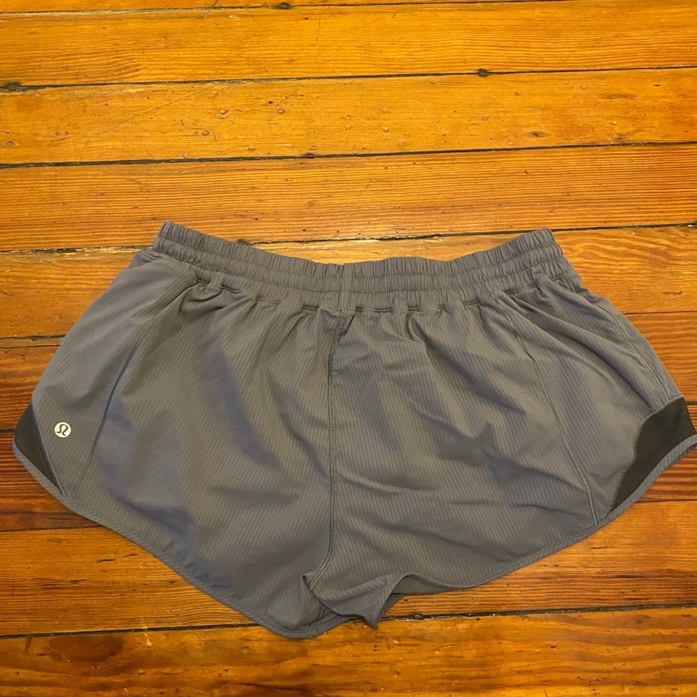 lululemon grey stripe hotty hot 2.5 inch shorts size 12